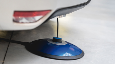 The Selfplug® solution comprises a grand connector of about 50cm in diameter with a vertical plug fitted into the vehicle.
